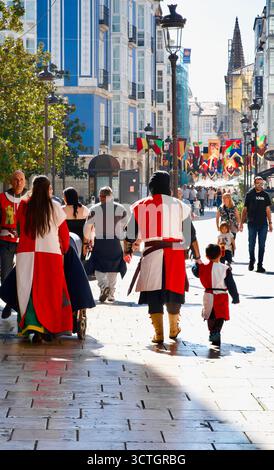 Vue arrière des parents et de l'enfant en costumes médiévaux identiques marchant pendant la Semana Cidiana Calle Paloma Burgos Castille et Léon Espagne Europe Banque D'Images