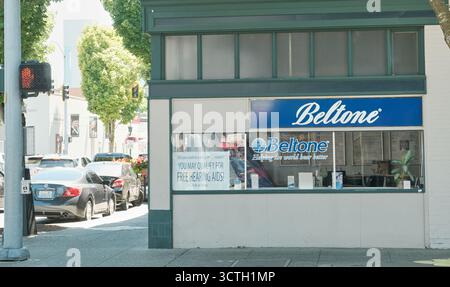Puyallup WA USA, 26 juillet 2025 - Puyallup centre-ville avec des magasins dans la rue, logo de bureau Beltone Banque D'Images