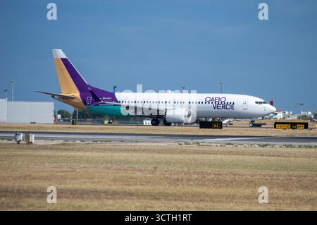 Avión de Línea Boeing 737 8MAX de la aerolínea TACV Cabo Verde Airlines en el aeropuerto de Lisboa, con matrícula D4-CCJ. Banque D'Images