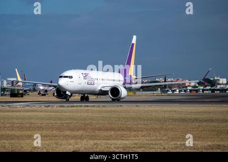 Avión de Línea Boeing 737 8MAX de la aerolínea TACV Cabo Verde Airlines en el aeropuerto de Lisboa, con matrícula D4-CCJ. Banque D'Images
