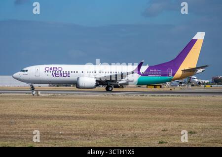 Avión de Línea Boeing 737 8MAX de la aerolínea TACV Cabo Verde Airlines en el aeropuerto de Lisboa, con matrícula D4-CCJ. Banque D'Images