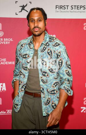 abb Jonathan Kwesi Aikins zu Gast auf dem roten Teppich BEI der 26.Verleihung des First Steps Awards 2025 im Theater des Westens in Berlin AM 06.10.2025 Berlin Deutschland *** abb Jonathan Kwesi Aikins sur le tapis rouge à la 26e cérémonie des First Steps Awards 2025 au Theater des Westens in Berlin le 06 10 2025 Berlin Allemagne Banque D'Images