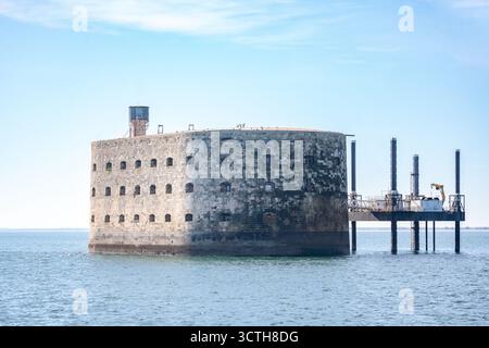 Célèbre Fort Boyard debout majestueusement au large de la côte française, son imposante structure ovale s'élevant des eaux calmes. Banque D'Images