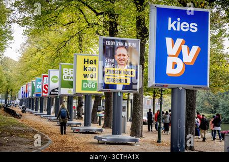 LA HAYE – affiches électorales de divers partis politiques. Les élections législatives anticipées auront lieu le 29 octobre 2025. ANP /HOLLANDSE HOOGTE /ROBIN UTRECHT pays-bas Out - belgique Out Banque D'Images