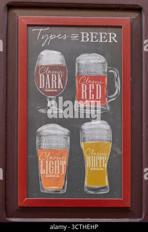 Panneau décoratif de tableau noir montrant différents types de bière, publicité de pub classique dans une rue de ville européenne Banque D'Images