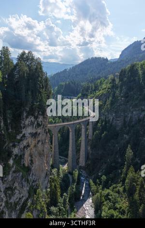 Pont ferroviaire Landwasser viaduc courbant à travers les alpes suisses Banque D'Images
