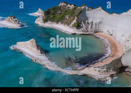 Vue aérienne du cap Drastis à la pointe nord-ouest de l'île grecque de Corfou Banque D'Images