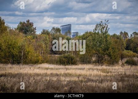 Système radar soviétique Duga dans la base militaire de Tchernobyl-2 vu du village d'Illinci, zone de Tchernobyl, Ukraine Banque D'Images