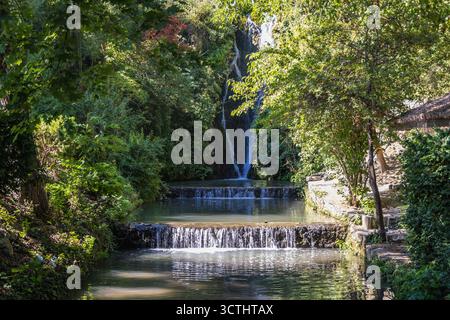Cascade dans le parc du palais et jardin botanique de la ville de Balchik, Bulgarie Banque D'Images