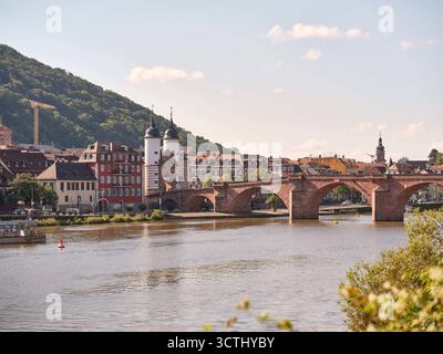 Heidelberg, Deutschland 01.10.2025 : Im Bild : Die Alte Brücke Karl-Theodor-Brücke über den Neckar in Heidelberg am 1. Oktober 2025. Die historische Steinbrücke aus rotem Neckarsandstein verbindet die Altstadt mit dem Stadtteil Neuenheim. IM Bild sind die markanten Brückentürme sowie Teile der Altstadt mit der Heiliggeistkirche und dem Königstuhl im Hintergrund zu sehen ein klassisches Motiv der Heidelberger Stadtansicht. Baden Württemberg Hessen *** Heidelberg, Allemagne 01 10 2025 dans l'image le vieux pont Karl Theodor Pont sur le Neckar à Heidelberg le 1er octobre 2025 le ston historique Banque D'Images
