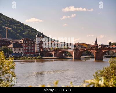 Heidelberg, Deutschland 01.10.2025 : Im Bild : Blick auf die Alte Brücke Karl-Theodor-Brücke über den Neckar in Heidelberg AM 1. Oktober 2025. Die historische Sandsteinbrücke aus dem 18. Jahrhundert verbindet die Altstadt mit dem Stadtteil Neuenheim. IM Hintergrund sind die markanten Brückentürme, die Heiliggeistkirche und die Altstadthäuser zu sehen, eingerahmt vom bewaldeten Königstuhl. Baden Württemberg Hessen *** Heidelberg, Allemagne 01 10 2025 en photo vue du Vieux Pont Karl Theodor sur le Neckar à Heidelberg le 1er octobre 2025 le pont historique en grès du 18 Banque D'Images