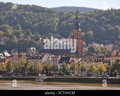 Heidelberg, Deutschland 01.10.2025 : Im Bild : Blick auf die evangelische Heiliggeistkirche in der Altstadt von Heidelberg AM 1. Oktober 2025. Die spätgotische Hallenkirche aus rotem Sandstein prägt mit ihrem markanten Turm die Skyline der Stadt. IM Vordergrund sind die Häuser entlang des Neckarufers zu sehen, im Hintergrund der bewaldete Königstuhl mit der Bergbahntrasse ein klassisches Panorama der historischen Universitätsstadt. Baden Württemberg Hessen *** Heidelberg, Allemagne 01 10 2025 en photo vue de la Heiliggeistkirche protestante dans la vieille ville de Heidelberg le 1er octobre 2025 T Banque D'Images