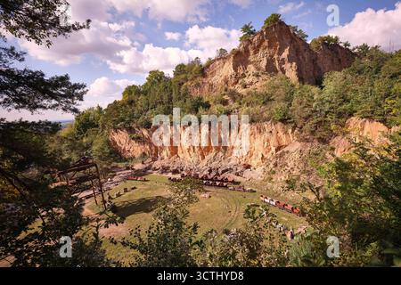 Dossenheim, Deutschland 01.10.2025 : Im Bild : Blick in den stillgelegten Steinbruch Leferenz BEI Dossenheim AM 1. Oktober 2025. Die ehemalige granit-Abbaustätte am Fuß des Odenwalds zeigt heute steile, gelblich-braune Felswände und überwucherte Gleisanlagen mit alten Loren. Zwischen Vegetation und historischen Resten der Steinbruchtechnik bietet sich ein eindrucksvolles Zeugnis früherer Industriekultur inmitten einer reizvollen Landschaft. Baden Württemberg Hessen *** Dossenheim, Allemagne 01 10 2025 en photo vue de la carrière de Leferenz désaffectée près de Dossenheim le 1er octobre 2025 Banque D'Images