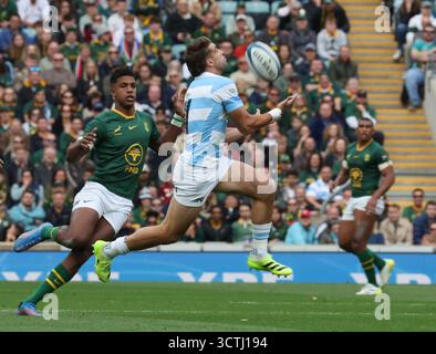 Les Argentins Juan Cruz Mallia et Damian Willemse (DHL Stormers) d'Afrique du Sud en action lors du match du championnat de rugby opposant l'Argentine à l'Afrique du Sud à l'Allianz Stadium, Twickenham, Londres le 4 octobre 2025 Banque D'Images