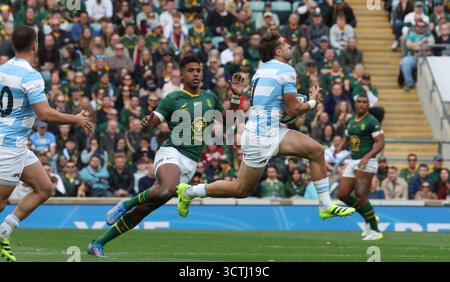 Les Argentins Juan Cruz Mallia et Damian Willemse (DHL Stormers) d'Afrique du Sud en action lors du match du championnat de rugby opposant l'Argentine à l'Afrique du Sud à l'Allianz Stadium, Twickenham, Londres le 4 octobre 2025 Banque D'Images