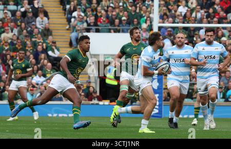Les Argentins Juan Cruz Mallia et Damian Willemse (DHL Stormers) d'Afrique du Sud en action lors du match du championnat de rugby opposant l'Argentine à l'Afrique du Sud à l'Allianz Stadium, Twickenham, Londres le 4 octobre 2025 Banque D'Images
