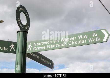 Panneau métallique pour la Crewe Nantwich Circular Walk, Acton, Cheshire, Angleterre Banque D'Images