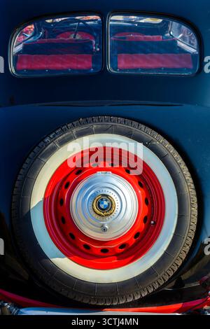uzhhorod, ukraine - 31 oct, 2021 : gros plan arrière d'une bmw 321 rouge avec le dessus noir. oldtimer classique des années 40 roue de secours avec mascotte sur le coffre. Banque D'Images
