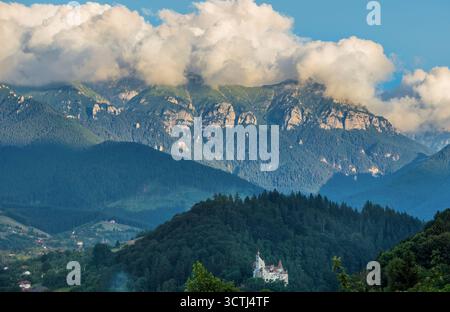 Vue aérienne de la commune de Bran avec le château de Bran en Roumanie Banque D'Images