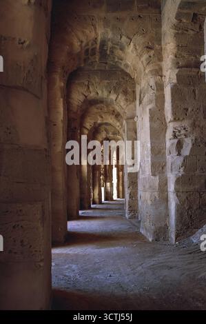 Arche dans le colisée romain dans la ville d'El Djem - ancien Thysdrus, Tunisie Banque D'Images