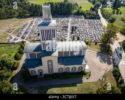 Photo drone de la Basilique de la Sainte Trinité et Sainte Anne dans le village de Prostyn, comté d'Ostrow Mazowiecka en Pologne Banque D'Images