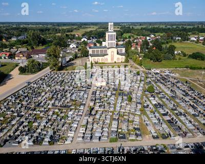 Photo drone de la Basilique de la Sainte Trinité et Sainte Anne dans le village de Prostyn, comté d'Ostrow Mazowiecka en Pologne Banque D'Images
