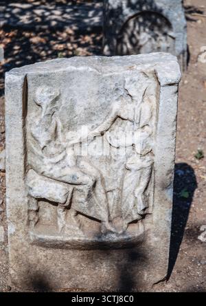 Ancienne pierre tombale dans la forteresse historique de Bodrum forteresse située dans la ville portuaire de Bodrum, Turquie Banque D'Images