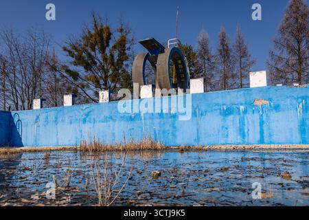 Ancienne piscine abandonnée, ville de Nowa Deba, Pologne Banque D'Images