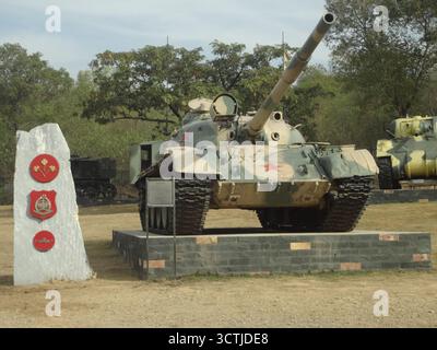 Monument du corps blindé de l'armée pakistanaise avec insignes régimentaires et char de combat exposés au musée militaire, symbolisant la force et le patrimoine. Banque D'Images