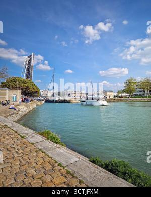La Rochelle, France - 08 mai 2024 : une journée ensoleillée à l'entrée du Vieux Port dans le quartier Gabut. Le pont-levis du Pont du Gabut est élevé comme un yacht en Banque D'Images