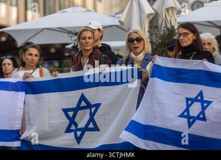 Milan, Italie. 07 octobre 2025. Commemorazione massacro 7 ottobre 2023 in Israele da parte della Comunità ebraica milanese in Piazza San Carlo - Milano, Italia - Martedì, 7 ottobre 2025 (foto Stefano Porta/LaPresse) commémoration du massacre du 7 octobre 2023 en Israël par la communauté juive milanaise Piazza San Carlo - Milan, Italie - mardi 7 octobre 2025 (photo Stefano Porta/LaPresse) crédit : LaPresse/Alamy Live News Banque D'Images