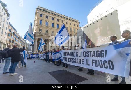 Milan, Italie. 07 octobre 2025. Commemorazione massacro 7 ottobre 2023 in Israele da parte della Comunità ebraica milanese in Piazza San Carlo - Milano, Italia - Martedì, 7 ottobre 2025 (foto Stefano Porta/LaPresse) commémoration du massacre du 7 octobre 2023 en Israël par la communauté juive milanaise Piazza San Carlo - Milan, Italie - mardi 7 octobre 2025 (photo Stefano Porta/LaPresse) crédit : LaPresse/Alamy Live News Banque D'Images