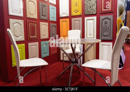 Une variété de façades de meubles de cuisine en différents matériaux, affichées dans une salle d'exposition pour la sélection du client Banque D'Images