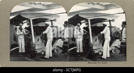 Photographie, probablement datant d'environ 1898 pendant la guerre hispano-américaine, est un stéréotype représentant des marins qui manœuvrent un canon de marine sur un navire. Banque D'Images