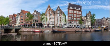 Vieilles maisons le long d'un canal à Amsterdam Banque D'Images