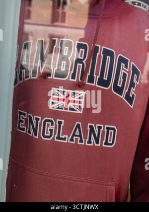Sweat à capuche Cambridge Angleterre avec drapeau Union Jack exposé dans une vitrine, marchandise souvenir touristique, Cambridge, Royaume-Uni Banque D'Images