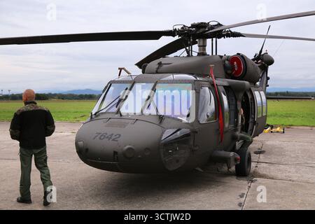 OSTRAVA, TCHÉQUIE - 17 SEPTEMBRE 2022 : L'hélicoptère utilitaire militaire UH-60M Black Hawk de l'armée de l'air slovaque Sikorsky présenté lors du salon aéronautique des Journées de l'OTAN à Tchec Banque D'Images