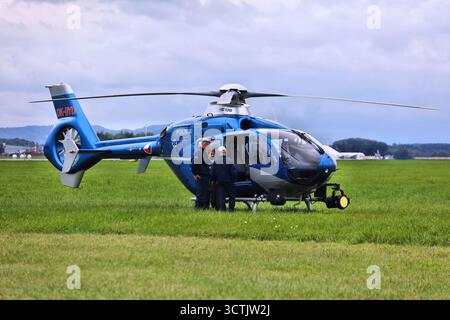 OSTRAVA, TCHÉQUIE - 17 SEPTEMBRE 2022 : hélicoptère Eurocopter EC135 de la police tchèque à l'aéroport d'Ostrava, République tchèque. Banque D'Images