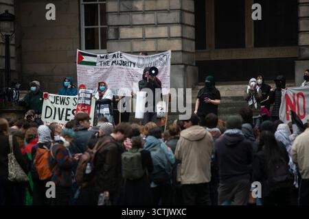 Édimbourg, Écosse, Royaume-Uni. 7 octobre 2025. Le rassemblement Pro Palestine a lieu devant la Bibliothèque Université d'Édimbourg le 7 octobre. Aujourd'hui marque l'anniversaire de l'attaque du Hamas. Crédit photos : Pako Mera/Alamy Live News Banque D'Images