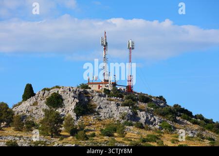 Station de base de télécommunications sur une colline en Croatie. Antennes à secteur de tour cellulaire. EQUIPEMENT émetteur mobile. Banque D'Images