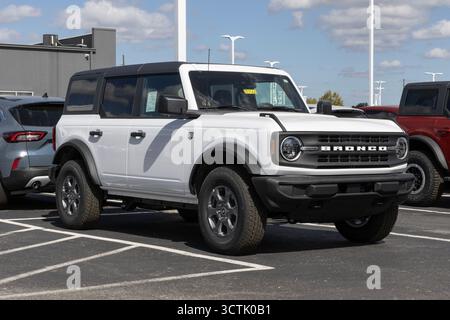 Plainfield - 5 octobre 2025 : Ford Bronco Big Bend 4X4 4 portes chez un concessionnaire. Ford propose le Bronco avec un moteur EcoBoost 4 cylindres de 2,3 litres. MY :2 Banque D'Images
