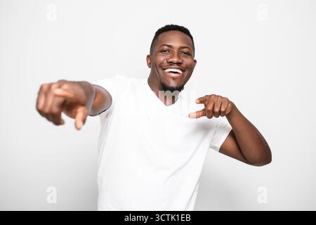 Hommes noirs portant chemise blanche en studio tourné sur fond blanc pointant Banque D'Images