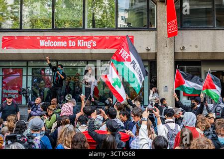 Londres, Royaume-Uni. 7 octobre 2025. Des étudiants de l'université londonienne participent à une manifestation pro-palestinienne à l'occasion du deuxième anniversaire des attaques horribles du Hamas le 7 octobre sur le sud d'Israël. Ils protestent contre « le début du génocide à Gaza ». La marche inter-universitaire part du King's College de Londres et termine à la School of Oriental and African Studies (SOAS). Crédit : Guy Bell/Alamy Live News Banque D'Images