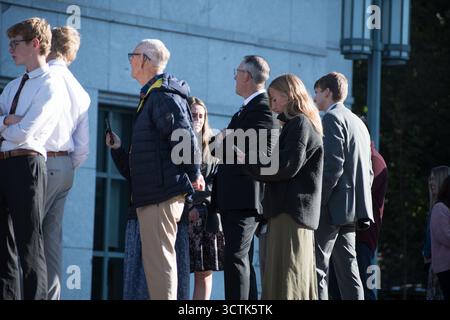 Salt Lake City, Utah, États-Unis. 6 octobre 2025. 6 octobre 2025, Salt Lake City, Utah, États-Unis : les gens font la queue devant le Centre de conférence pendant la visite publique de RUSSELL M. NELSON, le 17e président de l'Église de Jésus-Christ des Saints des derniers jours. Nelson meurt à son domicile à Salt Lake City, Utah, le 27 septembre 2025, à l'âge de 101 ans. (Crédit image : © Charles-McClintock Wilson/ZUMA Press Wire) USAGE ÉDITORIAL SEULEMENT ! Non destiné à UN USAGE commercial ! Banque D'Images