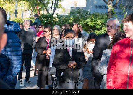 Salt Lake City, Utah, États-Unis. 6 octobre 2025. 6 octobre 2025, Salt Lake City, Utah, États-Unis : les gens font la queue devant le Centre de conférence pendant la visite publique de RUSSELL M. NELSON, le 17e président de l'Église de Jésus-Christ des Saints des derniers jours. Nelson meurt à son domicile à Salt Lake City, Utah, le 27 septembre 2025, à l'âge de 101 ans. (Crédit image : © Charles-McClintock Wilson/ZUMA Press Wire) USAGE ÉDITORIAL SEULEMENT ! Non destiné à UN USAGE commercial ! Banque D'Images