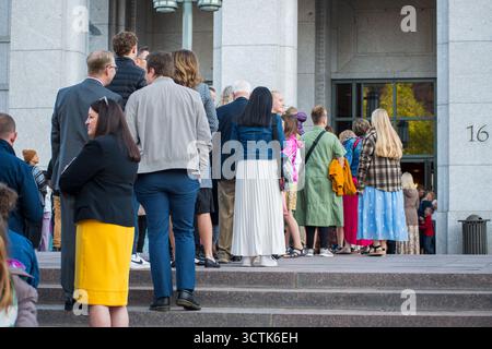 Salt Lake City, Utah, États-Unis. 6 octobre 2025. 6 octobre 2025, Salt Lake City, Utah, États-Unis : les gens font la queue devant le Centre de conférence pendant la visite publique de RUSSELL M. NELSON, le 17e président de l'Église de Jésus-Christ des Saints des derniers jours. Nelson meurt à son domicile à Salt Lake City, Utah, le 27 septembre 2025, à l'âge de 101 ans. (Crédit image : © Charles-McClintock Wilson/ZUMA Press Wire) USAGE ÉDITORIAL SEULEMENT ! Non destiné à UN USAGE commercial ! Banque D'Images