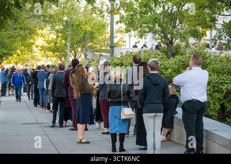 Salt Lake City, Utah, États-Unis. 6 octobre 2025. 6 octobre 2025, Salt Lake City, Utah, États-Unis : les gens font la queue devant le Centre de conférence pendant la visite publique de RUSSELL M. NELSON, le 17e président de l'Église de Jésus-Christ des Saints des derniers jours. Nelson meurt à son domicile à Salt Lake City, Utah, le 27 septembre 2025, à l'âge de 101 ans. (Crédit image : © Charles-McClintock Wilson/ZUMA Press Wire) USAGE ÉDITORIAL SEULEMENT ! Non destiné à UN USAGE commercial ! Banque D'Images
