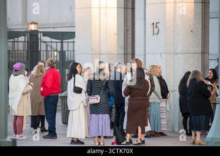 Salt Lake City, Utah, États-Unis. 6 octobre 2025. 6 octobre 2025, Salt Lake City, Utah, États-Unis : les gens font la queue devant le Centre de conférence pendant la visite publique de RUSSELL M. NELSON, le 17e président de l'Église de Jésus-Christ des Saints des derniers jours. Nelson meurt à son domicile à Salt Lake City, Utah, le 27 septembre 2025, à l'âge de 101 ans. (Crédit image : © Charles-McClintock Wilson/ZUMA Press Wire) USAGE ÉDITORIAL SEULEMENT ! Non destiné à UN USAGE commercial ! Banque D'Images