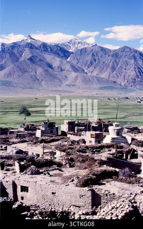 Stupa et montagnes, Padum, Ladakh, Inde, 1988. Padum (également connu sous le nom de Padam) est la ville principale et le centre administratif du tehsil Zanskar dans le district de Kargil. Banque D'Images