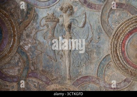 Un détail du plafond sculpté en dôme des bains du Forum (terme del Foro) à Pompéi, l'ancienne ville romaine enterrée par l'éruption du volcan Vésuve en AD79, le 2 octobre 2025, à Naples, en Italie. À partir du 15 novembre, Pompéi est l'une des civilisations antiques les mieux préservées au monde et est classée au patrimoine mondial de l'UNESCO, attirant 4 millions de billets vendus par an. Banque D'Images